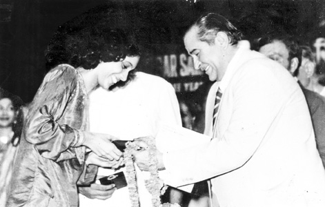Penaz Masani awarded by Raj Kapoor copy
