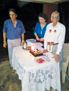 Homi Mehta cutting his 99th B’day cake