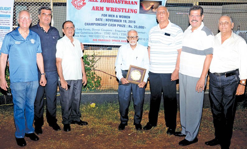 Peshotan Mehta being felicitated by Parsee Gymkhana 